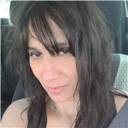 Profesora de yoga hace clases a todas las edades